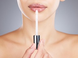 5 Perbedaan Lip Oil vs Lip Gloss, Mana yang Terbaik Bikin Bibir Berkilau? 5 Perbedaan Lip Oil vs Lip Gloss, Mana yang Terbaik Bikin Bibir Berkilau?