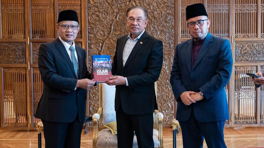 Perdana Menteri Malaysia Anwar Ibrahim menerima kunjungan resmi dari Pimpinan Pusat Muhammadiyah yang dipimpin oleh Ketua Umum PP Muhammadiyah Haedar Nashir di Gedung PM Malaysia, Putrajaya, Senin (3/3/2025).