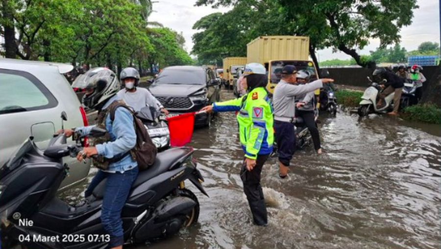 Polri Sat Lantas Jakbar melaksanakan pengaturan arus lalu lintas di Jl Daan Mogot depan Aqua arah Cengkareng arus lalu lintas Padat. (X/TMC Polda)