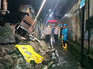 Pondasi Dua Rumah di Ciputat Timur Longsor Akibat Hujan Deras