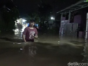 Banjir 1,5 Meter Rendam Puluhan Rumah di Kadumekar Purwakarta