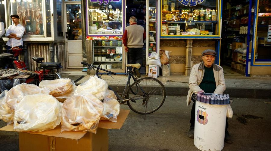 Permen tradisional dipajang saat orang-orang berbelanja di pasar selama bulan puasa Ramadan, di Damaskus, Suriah, 2 Maret 2025. (REUTERS/Yamaml Al Shaar)