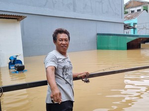 Banjir di Pejaten Jadi Tempat Mancing Dadakan Buat Warga, Ada Ikan Lelenya
