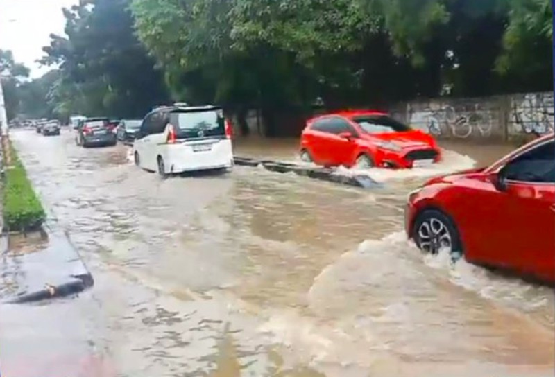 Polri Sat Lantas Jakbar melaksanakan pengaturan arus lalu lintas di Jl Daan Mogot depan Aqua arah Cengkareng arus lalu lintas Padat. (X/TMC Polda) Polri Sat Lantas Jakbar melaksanakan pengaturan arus lalu lintas di Jl Daan Mogot depan Aqua arah Cengkareng arus lalu lintas Padat. (X/TMC Polda)