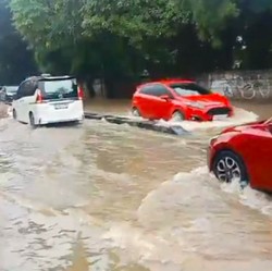 Jangan Panik! Ini 7 Penanganan Mobil Terendam Banjir Agar Tak Boncos