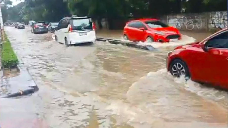 Situasi arus lalu lintas di Jl Arjuna selamat depan Graha Mas arah RCTI maupun arah kembangan terdapat Genangan air setinggi 20 cm. (X/TMC Polda Metro Jaya)