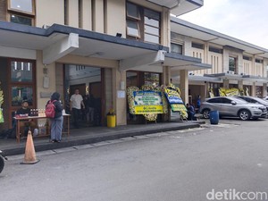 Suasana Rumah Duka Tempat Lilie Pendaki Carstensz Disemayamkan