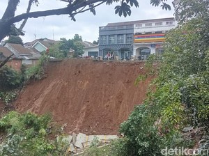 Detik-detik Tebing 30 Meter di Bogor Longsor Imbas Hujan Deras