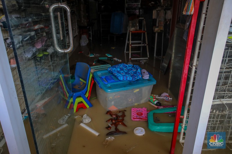 Warga melintasi banjir yang melanda Perumahan Villa Nusa Indah 1, Kecamatan Gunung Putri, Kabupaten Bogor, Jawa Barat, Selasa (4/3/2025). Warga melintasi banjir yang melanda Perumahan Villa Nusa Indah 1, Kecamatan Gunung Putri, Kabupaten Bogor, Jawa Barat, Selasa (4/3/2025). (²©²ÊÍøÕ¾/Faisal Rahman)