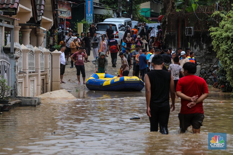 Warga melintasi banjir yang melanda Perumahan Villa Nusa Indah 1, Kecamatan Gunung Putri, Kabupaten Bogor, Jawa Barat, Selasa (4/3/2025). Warga melintasi banjir yang melanda Perumahan Villa Nusa Indah 1, Kecamatan Gunung Putri, Kabupaten Bogor, Jawa Barat, Selasa (4/3/2025). (²©²ÊÍøÕ¾/Faisal Rahman)