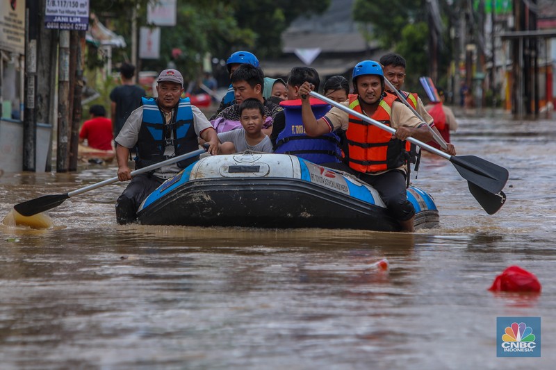 Warga melintasi banjir yang melanda Perumahan Villa Nusa Indah 1, Kecamatan Gunung Putri, Kabupaten Bogor, Jawa Barat, Selasa (4/3/2025). Warga melintasi banjir yang melanda Perumahan Villa Nusa Indah 1, Kecamatan Gunung Putri, Kabupaten Bogor, Jawa Barat, Selasa (4/3/2025). (²©²ÊÍøÕ¾/Faisal Rahman)