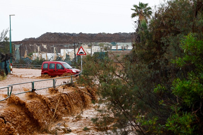 Air hujan mengalir ke jurang Ojos De Garza di Telde, di pulau Gran Canaria, Spanyol, 4 Maret 2025. Air hujan mengalir ke jurang Ojos De Garza di Telde, di pulau Gran Canaria, Spanyol, 4 Maret 2025. (REUTERS/Borja Suarez)