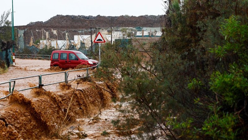 Air hujan mengalir ke jurang Ojos De Garza di Telde, di pulau Gran Canaria, Spanyol, 4 Maret 2025. (REUTERS/Borja Suarez)