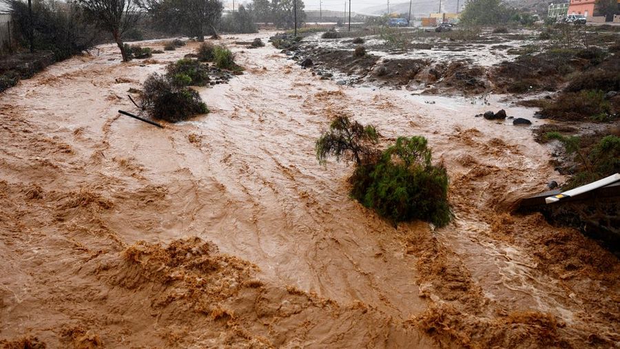 Air hujan mengalir ke jurang Ojos De Garza di Telde, di pulau Gran Canaria, Spanyol, 4 Maret 2025. (REUTERS/Borja Suarez)