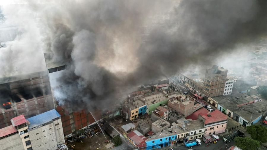 Asap mengepul saat terjadi kebakaran di gudang rahasia di pusat kota Lima, Peru, 4 Maret 2025. (REUTERS/Sebastian Castaneda)