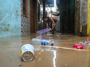 Video Warga Banjir Kebon Pala Bertahan di Lantai 2: Masih Aman Begini
