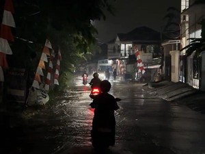 Video: Banjir Masih Merendam Ciledug Indah Tangerang hingga Dini Hari