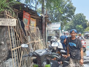 Buka Bengkel Dadakan di Lokasi Banjir Kembangan Jakbar, Ben Raup Cuan