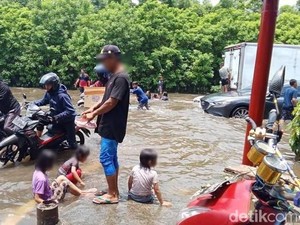 Dilema Pak Azan: Anak Ingin Main Air Walau Rumah Tak Kebanjiran