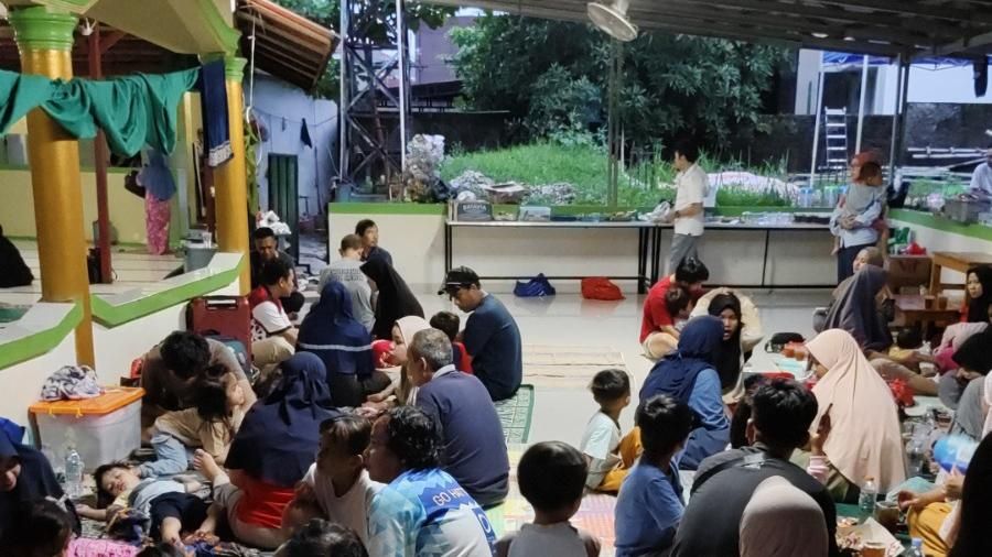 BPBD Kabupaten Bekasi mendirikan tenda pengungsi di Villa Mutiara Cikarang 2, Cikarang Selatan dan Desa Pasir Ranji, Cikarang Pusat, Selasa (4/3). (Dok. BPBD Kabupaten Bekasi)