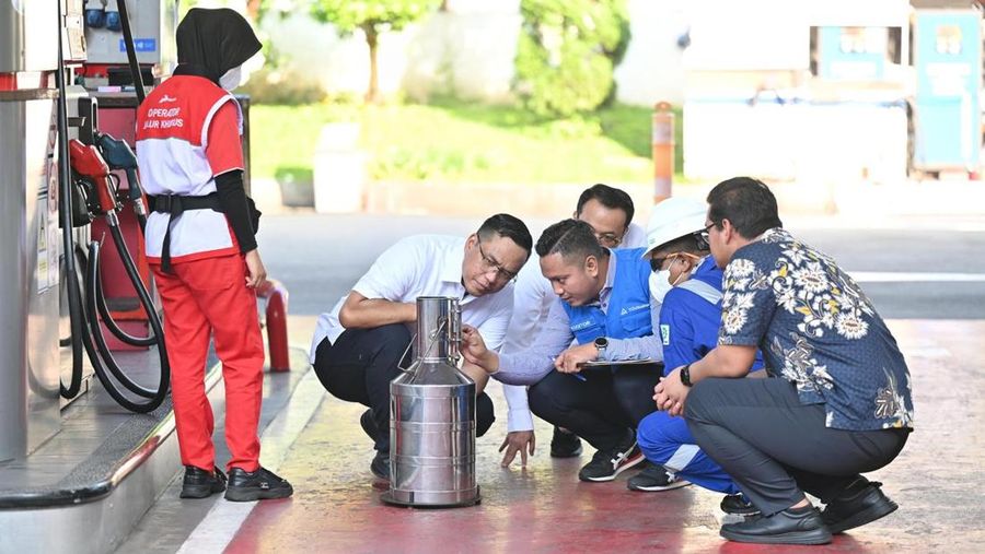 Direktur Utama PT Pertamina (Persero) Simon Aloysius Mantiri melakukan inspeksi mendadak (sidak) ke sejumlah Stasiun Pengisian Bahan Bakar (SPBU) di Jakarta untuk melihat kualitas BBM produk Pertamina.