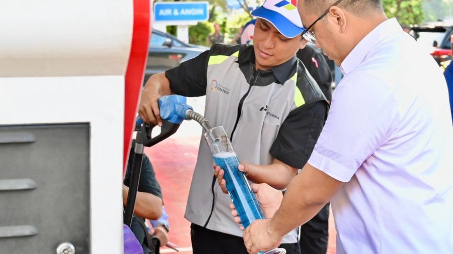 Dirut Pertamina Simon Aloysius Mantiri bersama dengan beberapa lembaga Independen melakukan sidak dan uji kualitas produk BBM di SPBU, Rabu (5/3/2025). (Dok. Pertamina)