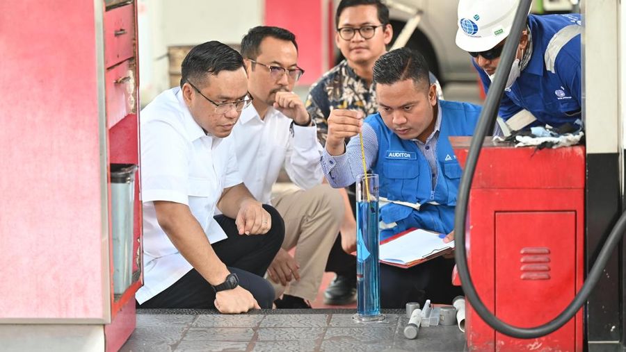 Dirut Pertamina Simon Aloysius Mantiri bersama dengan beberapa lembaga Independen melakukan sidak dan uji kualitas produk BBM di SPBU, Rabu (5/3/2025). (Dok. Pertamina)