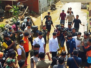 Gibran Cek Lokasi Terdampak Banjir di Perum PGP Bekasi