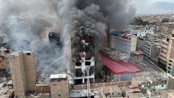 Gudang di Lima Peru Terbakar, Asap Mengepul