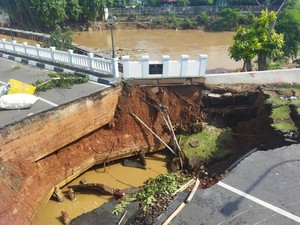 Penampakan Jalan Dekat Jembatan Kemang Pratama Ambles Diterjang Banjir Bekasi