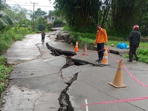 Tanah Bergerak di Babakan Madang Bogor, Jalan Retak-Rumah Rusak