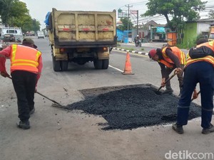 Kerap Picu Kecelakaan, Lubang di Jalan Jogja-Solo Mulai Ditambal