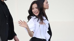Potret Jisoo BLACKPINK dengan Rok Mini