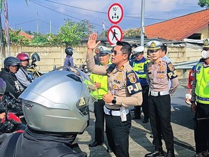 Momen Pemotor Sorak Sorai Dikawal Polisi Masuk Tol gegara Banjir Bekasi