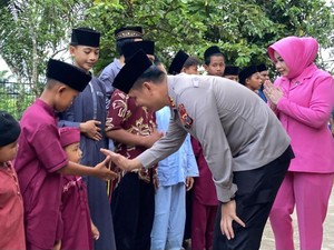 Melihat Momen Haru AKBP Fahrian dan Bhayangkari Bukber Bareng Anak Yatim Piatu