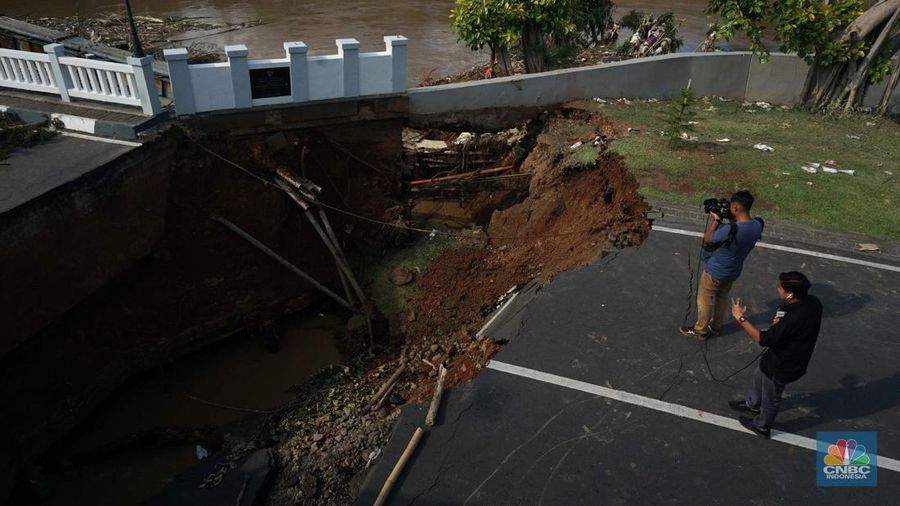 Kondisi jembatan Kemang Pratama Bekasi yang amblas di Bekasi, Jawa Barat, Rabu (5/3/2025). (CNBC Indonesia/Muhammad Sabki)