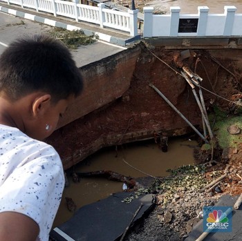 Horor! Jembatan di Bekasi Ambles Diterjang Banjir, Jalanan Bolong