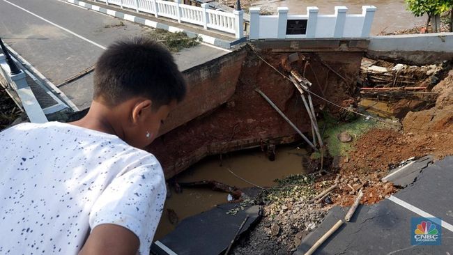 Horor! Jembatan di Bekasi Ambles Diterjang Banjir, Jalanan Bolong