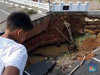 Horor! Jembatan di Bekasi Ambles Diterjang Banjir, Jalanan Bolong