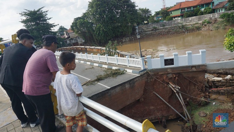 Kondisi jembatan Kemang Pratama Bekasi yang amblas di Bekasi, Jawa Barat, Rabu (5/3/2025). (CNBC Indonesia/Muhammad Sabki) Kondisi jembatan Kemang Pratama Bekasi yang amblas di Bekasi, Jawa Barat, Rabu (5/3/2025). (CNBC Indonesia/Muhammad Sabki)