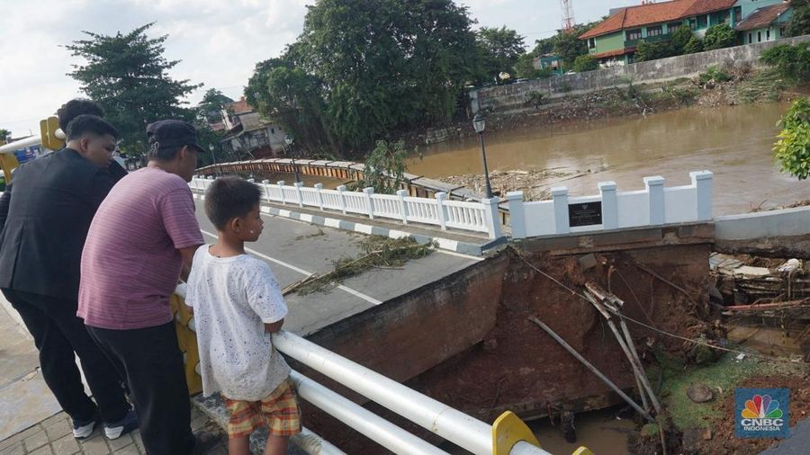 Kondisi jembatan Kemang Pratama Bekasi yang amblas di Bekasi, Jawa Barat, Rabu (5/3/2025). (CNBC Indonesia/Muhammad Sabki)