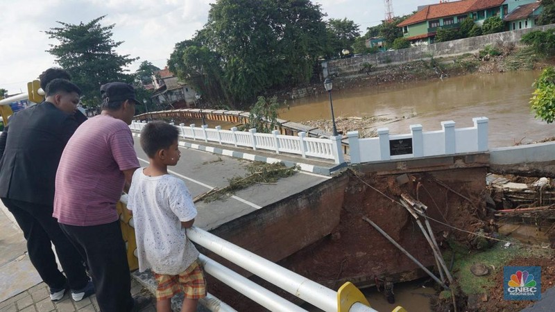 Kondisi jembatan Kemang Pratama Bekasi yang amblas di Bekasi, Jawa Barat, Rabu (5/3/2025). (վ/Muhammad Sabki)