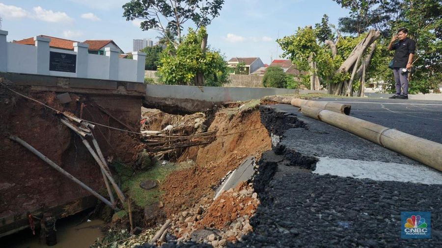 Kondisi jembatan Kemang Pratama Bekasi yang amblas di Bekasi, Jawa Barat, Rabu (5/3/2025). (CNBC Indonesia/Muhammad Sabki)