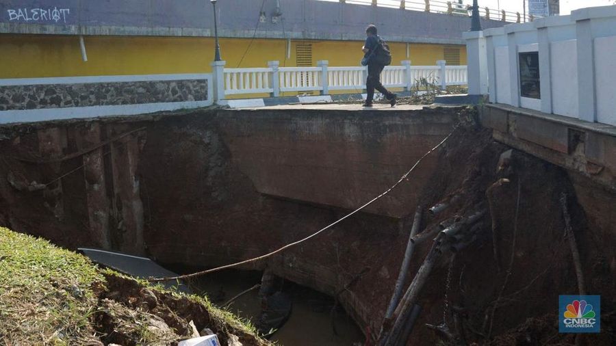 Kondisi jembatan Kemang Pratama Bekasi yang amblas di Bekasi, Jawa Barat, Rabu (5/3/2025). (CNBC Indonesia/Muhammad Sabki)