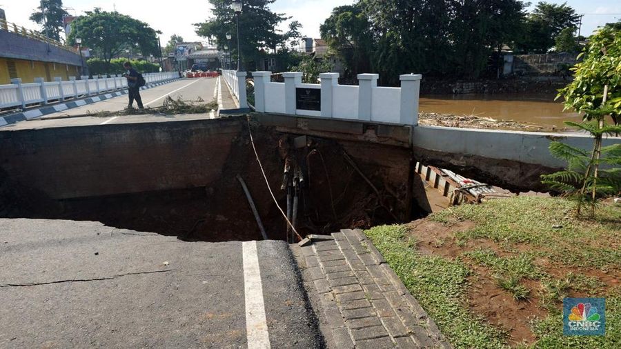 Kondisi jembatan Kemang Pratama Bekasi yang amblas di Bekasi, Jawa Barat, Rabu (5/3/2025). (CNBC Indonesia/Muhammad Sabki)