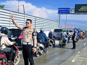 Sorak Sorai Saat Pemotor Terjebak Banjir Dikawal Polisi Masuk Tol