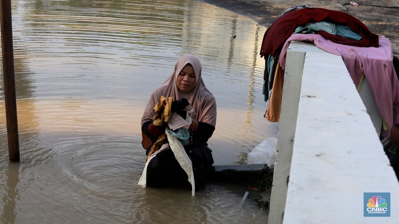 Sejumlah karyawan kios toko mengevakuasi sejumlah pakaian yang terendam banjir di halaman luar lantai bawah mall Hypermall Bekasi, Jawa Barat, Rabu 5/3. (CNBC Indonesia/Muhammad Sabki) Sejumlah karyawan kios toko mengevakuasi sejumlah pakaian yang terendam banjir di halaman luar lantai bawah mall Hypermall Bekasi, Jawa Barat, Rabu 5/3. (CNBC Indonesia/Muhammad Sabki)
