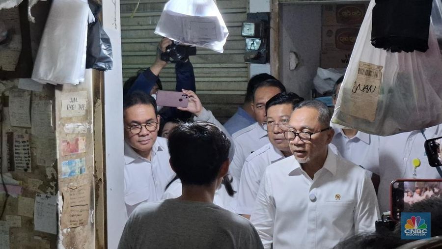 Menko Pangan, Menteri Perdagangan, dan Kepala Bapanas Meninjau Harga Pangan dan Sembako di Pasar Johar Baru, Jakarta Pusat, Rabu (4/3/2025). (վ/Chandra Dwi)