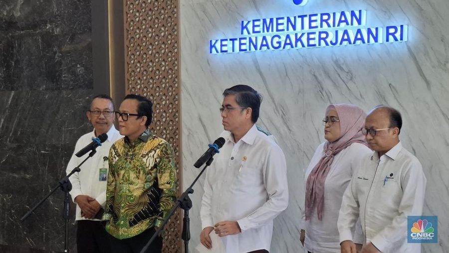 Menteri Ketenagakerjaan Yassierli saat konferensi pers terkait THR di kantor Kemnaker, Rabu (5/3/2025). (վ/Chandra Dwi)