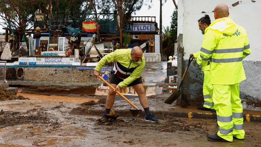 Air hujan mengalir ke jurang Ojos De Garza di Telde, di pulau Gran Canaria, Spanyol, 4 Maret 2025. (REUTERS/Borja Suarez)